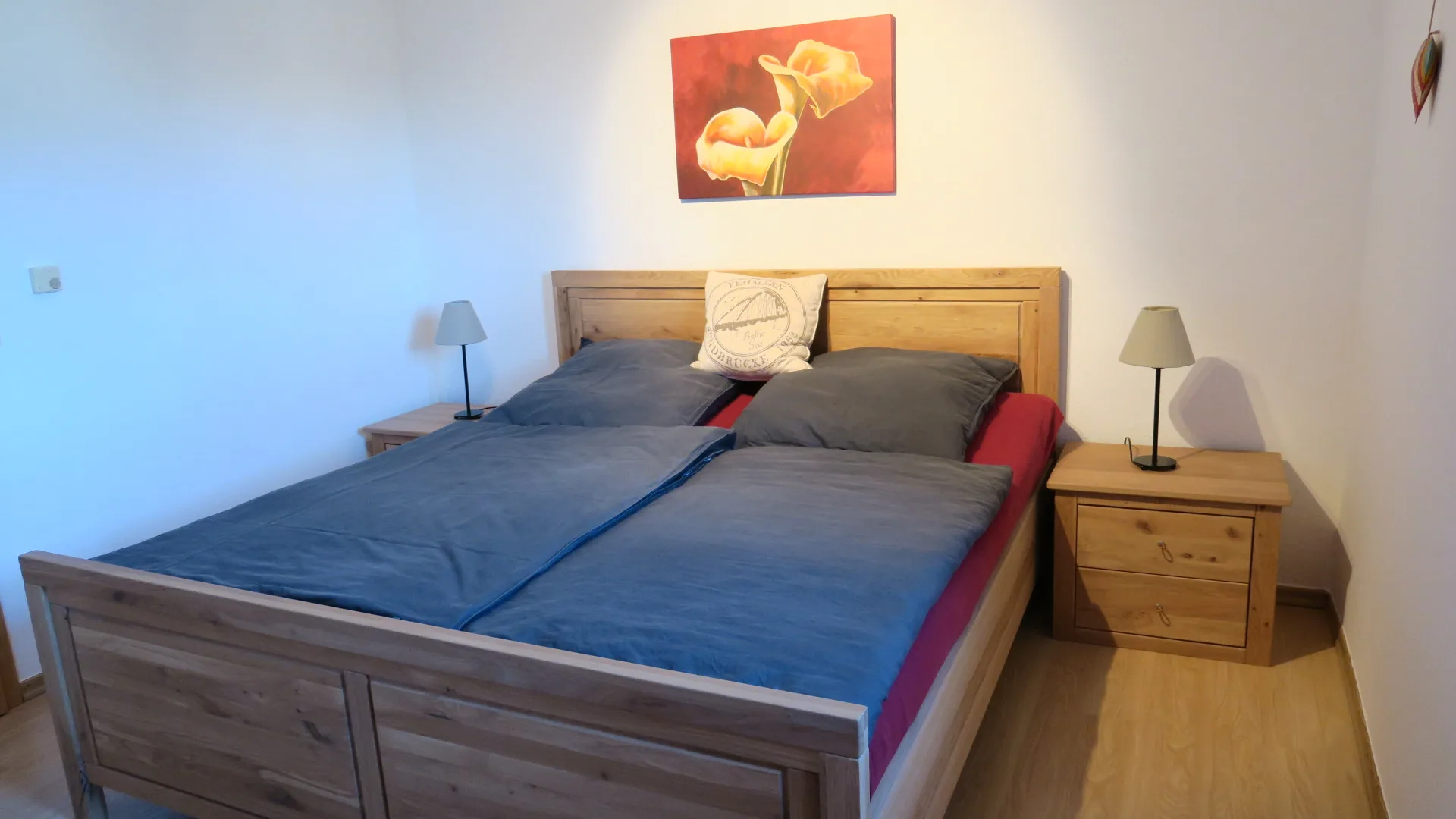 Schlafzimmer mit großem Doppelbett