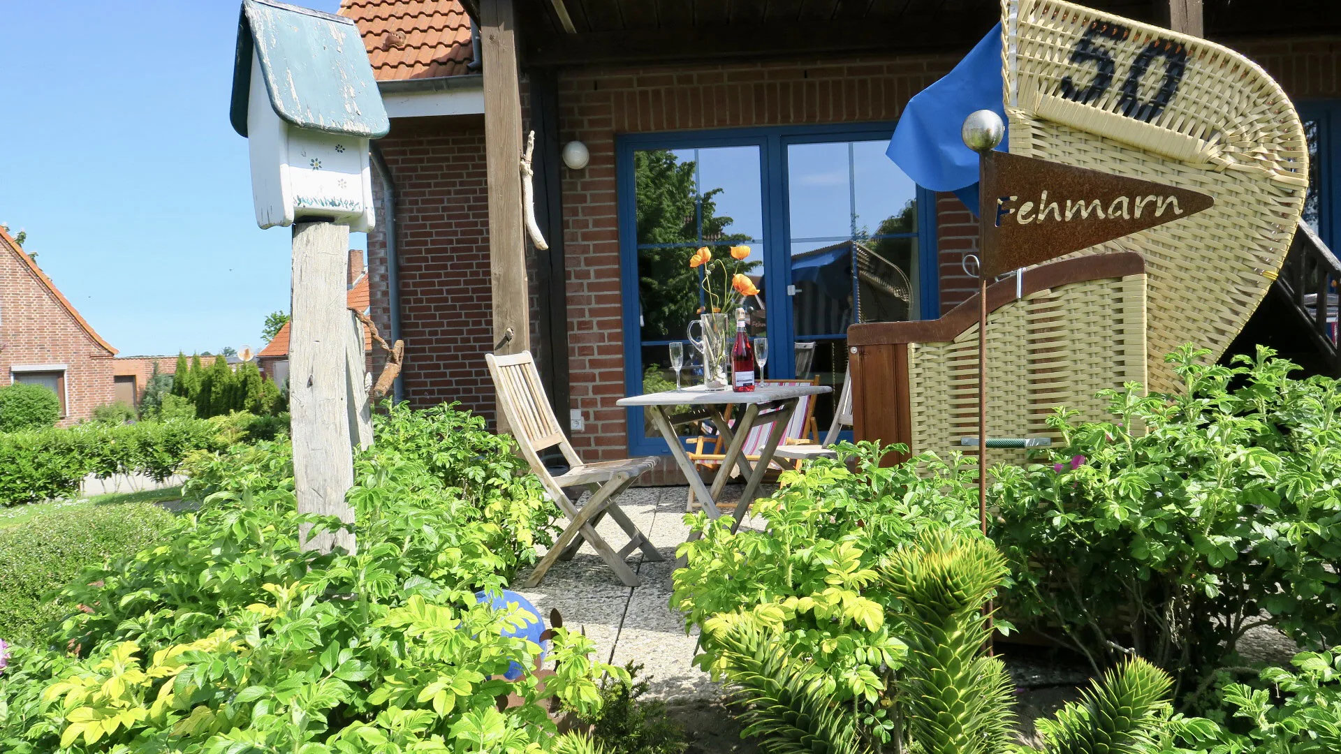 Südwestterrasse der Ferienwohnung mit Strandkorb