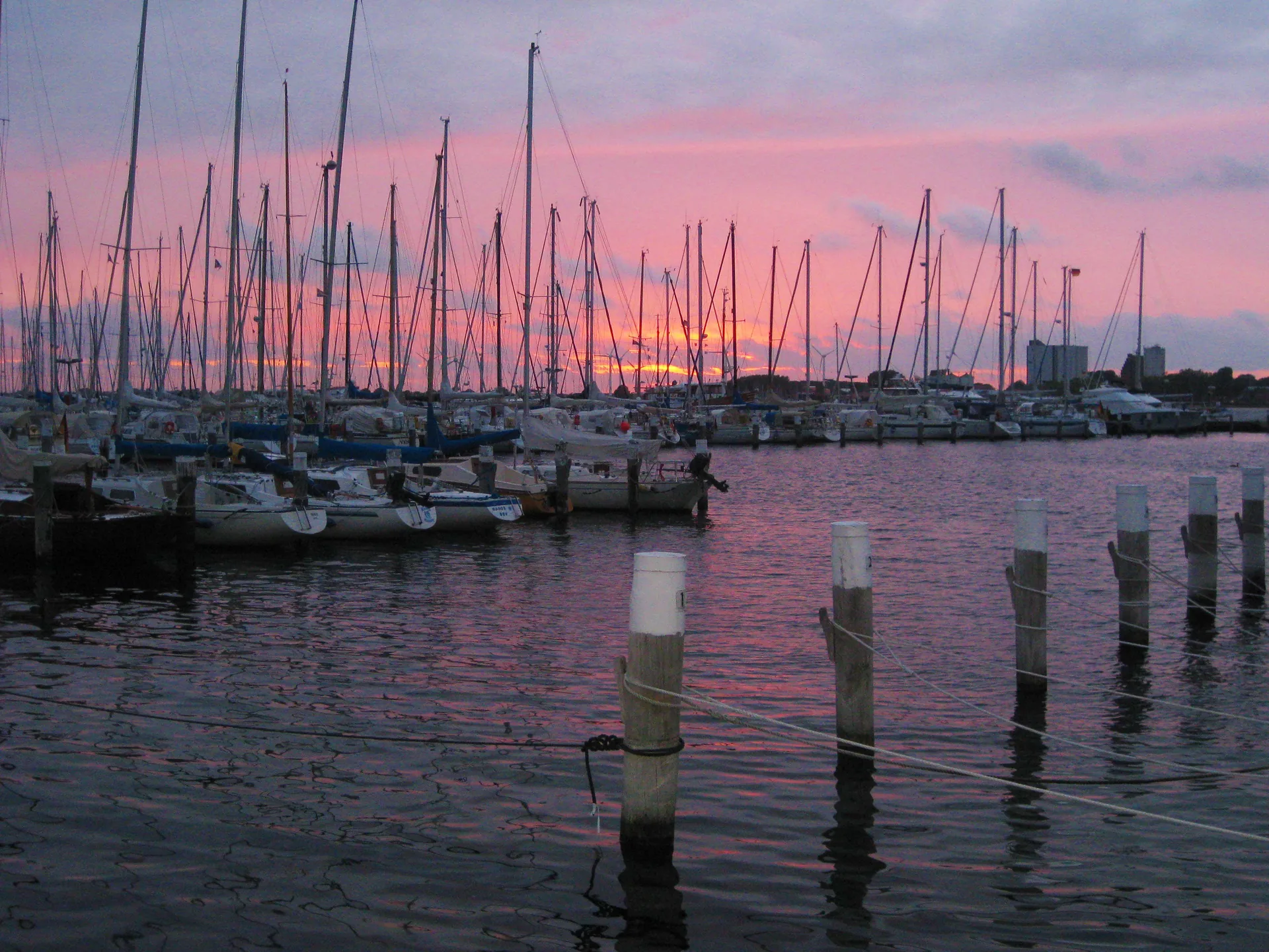 Lemkenhafener Hafen im farbigen Abendlicht