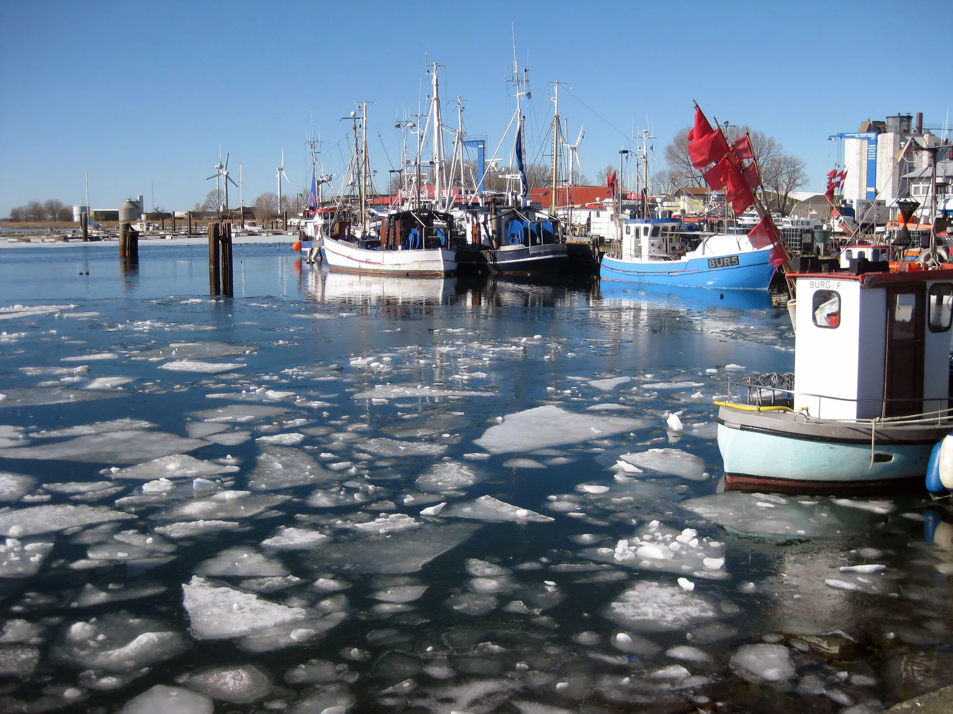 Boote im vereisten Hafen von Fehmarn