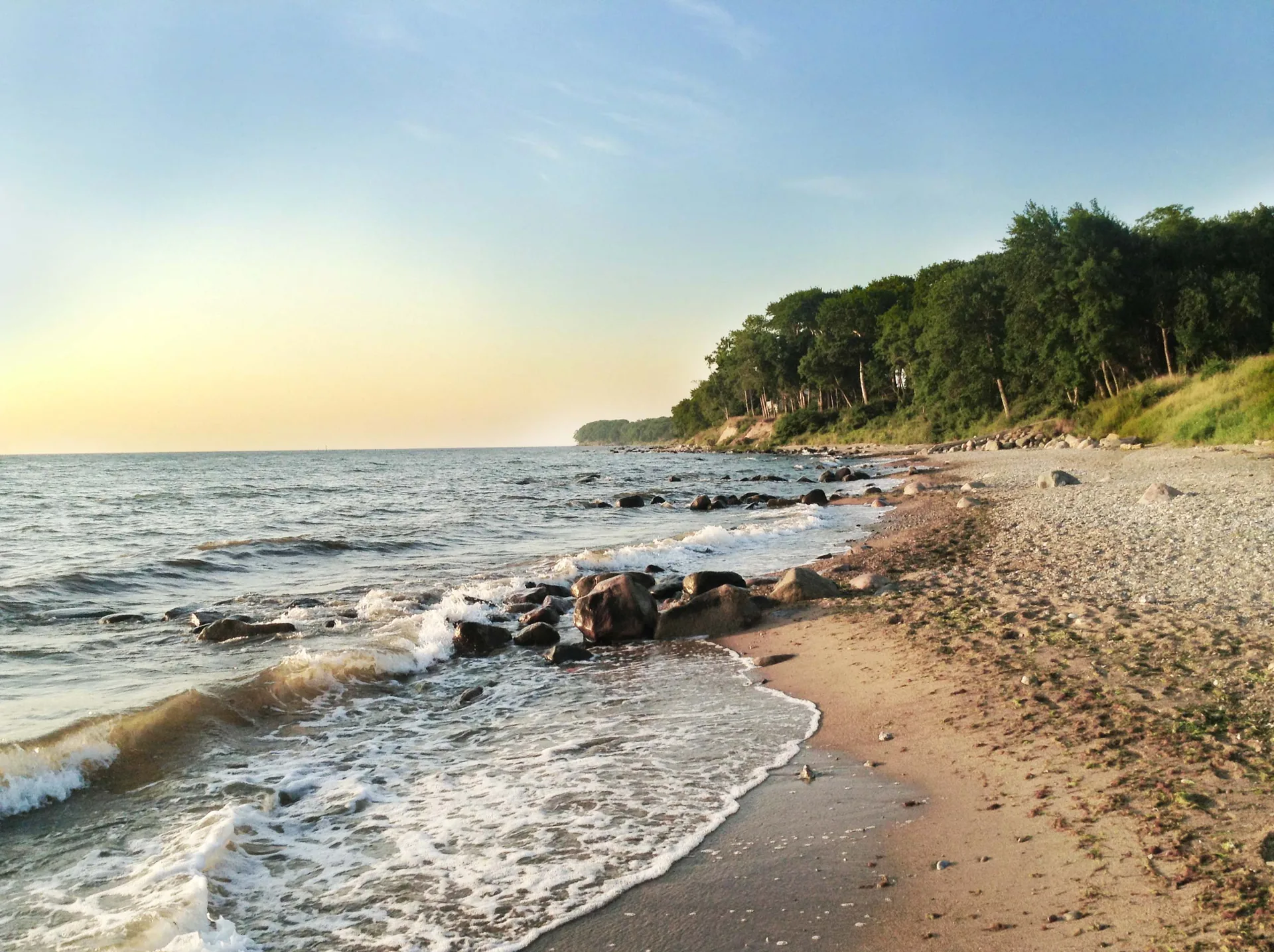Naturstrand auf Fehmarn im warmen Abendlicht