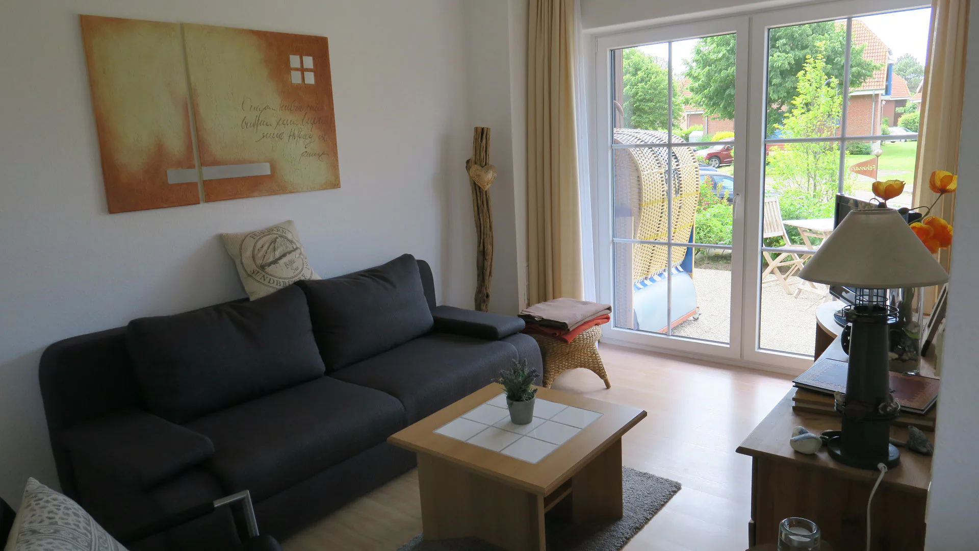 Wohnzimmer mit vielen Unterhaltungsmöglichkeiten